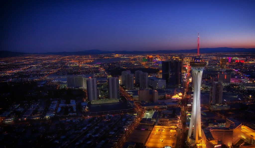 Strat Tower de nuit